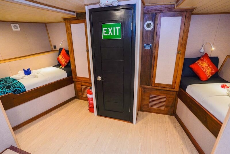 Solomons Master Premium Twin Cabin