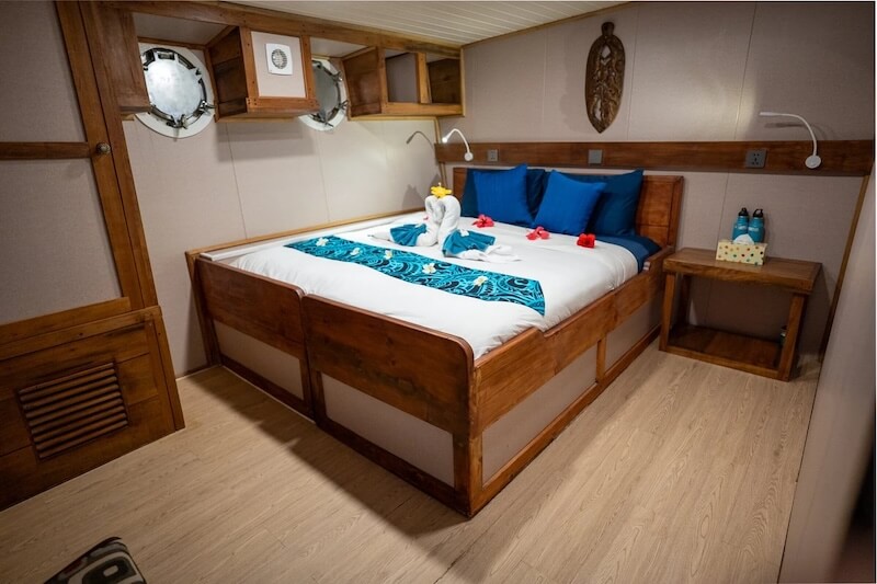 Solomons Master Premium Twin-Double Cabin (with double bed)